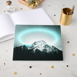 Snötäckt berg mystiskt blått neonljus gästböcker