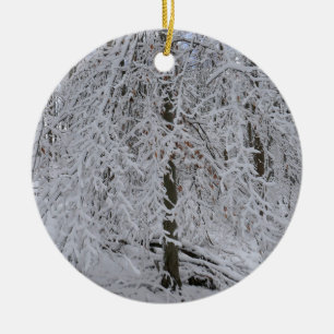 Snötäckt björkträdskanopi julgransprydnad keramik