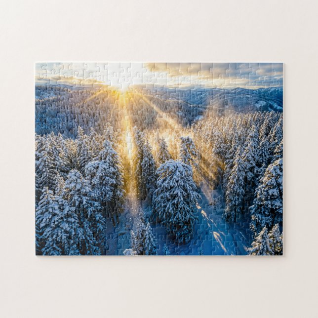 Snötäckt gran skog sedd från luften pussel (Horisontell)