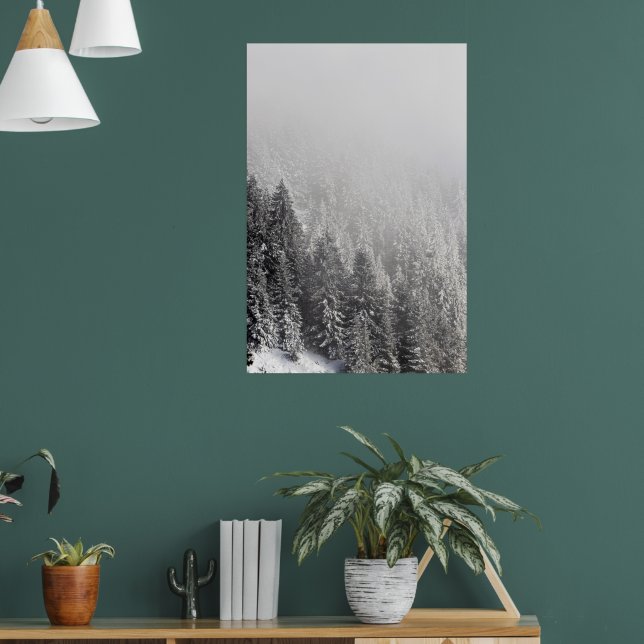 Snötäckt granskog insvept i dimma poster (Vardagsrum 1)