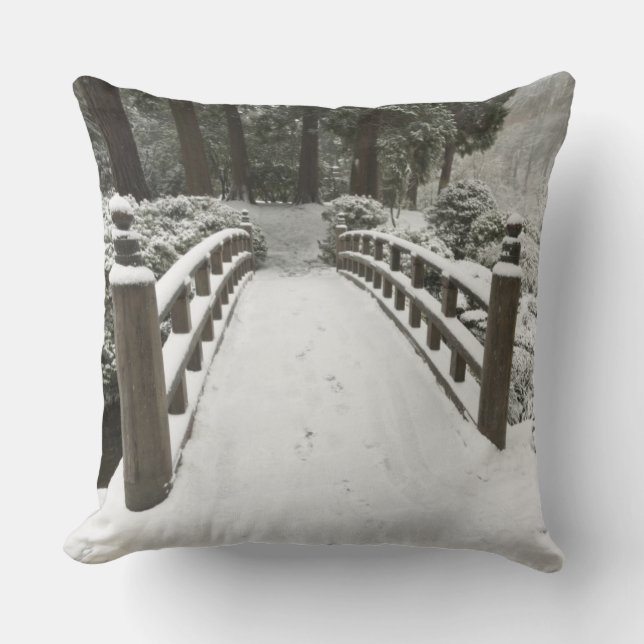Snötäckt månbro, japansk trädgård kudde (Framsida)