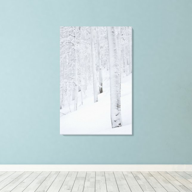 Snötäckt skog vintersaga canvastryck (Insitu (trägolv))
