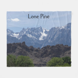 Snötäckta berg i Lone Pine Fleecefilt