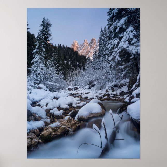 Snötäckta Geisler-bergskedjan Poster (Framsidan)