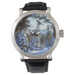 Snötäckta röda ädelgranar i High Sierra 2 Armbandsur