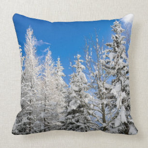 Snöträd under en klar blå himmel kudde