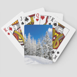 Snöträd under ett klart blå himmeldäck spel kort
