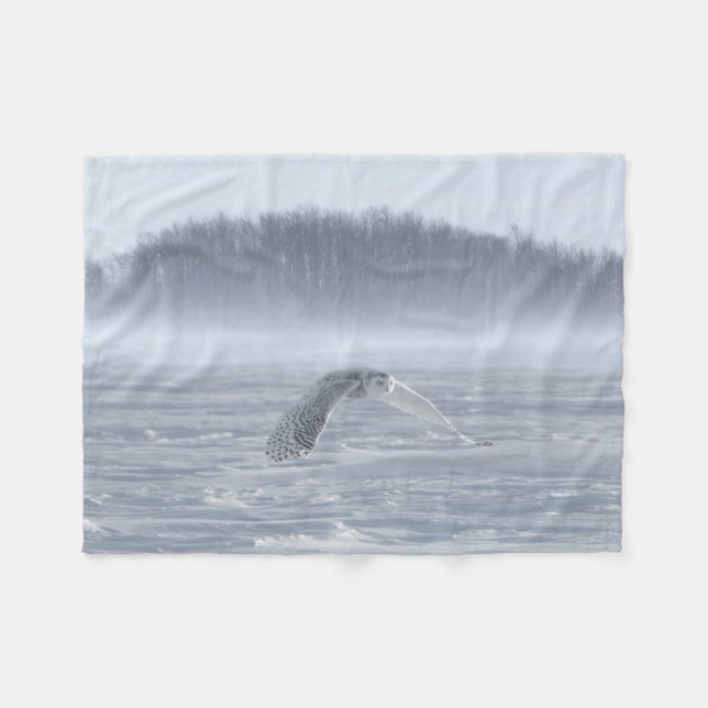 Snöuggla flygande på vintern fleecefilt (Framsidan (Horisontell))