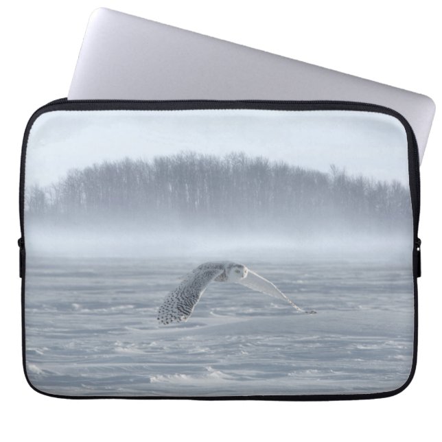 Snöuggla flyger på vintern laptop fodral (Framsidan)
