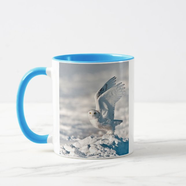Snöuggla som lyfter från snö mugg (Vänster)