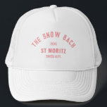 Snow Bach Ski Theme Möhippa Keps<br><div class="desc">De anpassade rosa logomössorna från Snow Bach är perfekta för din möhippa med snö- eller skidtema. Anpassa mössorna med detaljer från din möhippa...  år,  skidort och resmål. Perfekta för en möhippa med snö- eller skidtema eller för en mörhippa på destination. Matchande accessoarer finns i The Snow Bach Collection.</div>