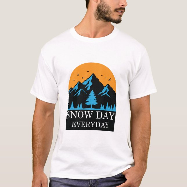 Snow Day Everyday Sunset Mountain Winter T-Shirt (Framsida)