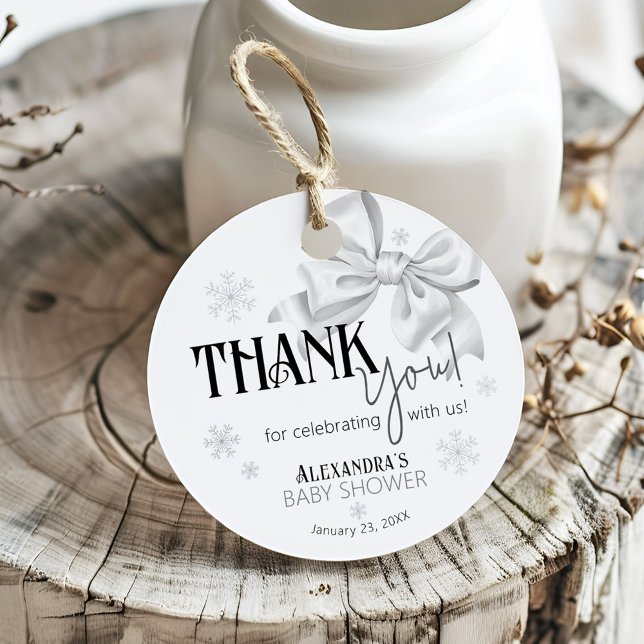 Snow In Love White Bow Elegant Winter Baby Shower Gåvor Etiketter (Modern black & white bow simple gender neutral winter snowflake baby shower thank you favor gift tag)