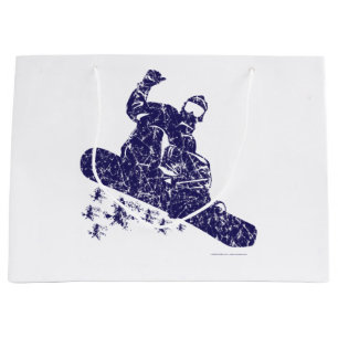 Snowboarder som klipper High Snö Drifts