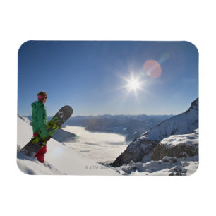 Snowboarder som tittar från det bästa berg magnet