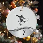Snowboarding Monogram Gift Snowboard Julgransprydnad Keramik<br><div class="desc">Den här designen har skapats genom digital grafik. Det kan vara personlig i det område som tillhandahålls eller anpassning genom att klicka för att anpassa ytterligare alternativ och ändra namn, initialer eller ord. Du kan också ändra texten färg och stil eller ta bort texten för en bilddesign. Kontakta mig på...</div>