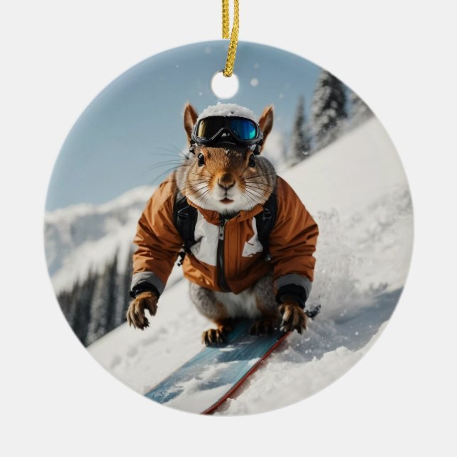 Snowboarding Squirrel Wintertime Whimsical Animal Julgransprydnad Keramik (Framsidan)