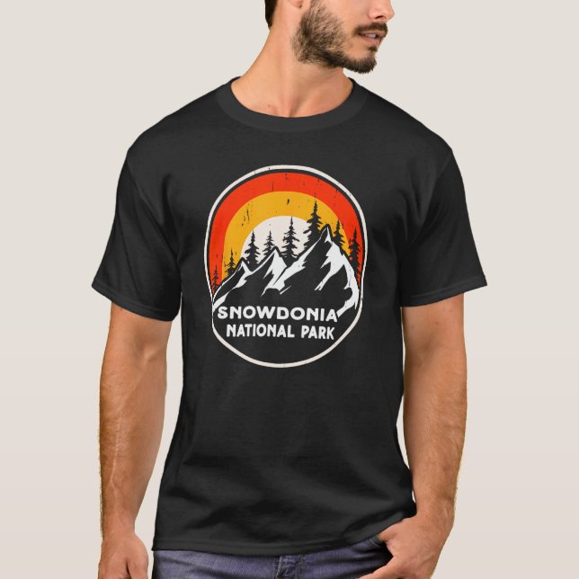 Snowdonia National Park Mountain Träd & Sol Campi T Shirt (Framsida)