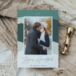 Snowdrift | Colorblock Lodrät Photo Hanukkah Julkort<br><div class="desc">Ett modernt kort och ett kort för elegant i mjuk färg med lodrät- eller porträtt-orienterat foto på en färgblocksbakgrund med snödrift i nyans i nyanser från grisen och jägare-grönt. "Joyous Hanukkah" visas under ett vackert handskript,  med din familj namn under.</div>