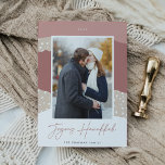 Snowdrift | Colorblock Lodrät Photo Hanukkah Julkort<br><div class="desc">Ett modernt kort och ett helgdag i mjuk färg som innehåller ditt favoritfoto från lodrät eller porträtt på en färgblocksbakgrund med snödrift i ökeninspirerade skuggor av ro och tan. "Joyous Hanukkah" visas under ett vackert handskript,  med din familj namn under.</div>