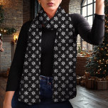 Snowflake Black and White jul Sjal<br><div class="desc">Bygg vintersäsongen med den här eleganten svart och vit julscarf med en känslig snöflinga mönster. Den tidslösa svarta bakgrunden och det kontrasterande vita snöflingor skapar en chic och ett mångsidigt utseende som kompletterar alla helgdag. Den här scarfen är gjord av lättviktschiffon och tillför en aning sofistikerad till vintern-garderoben samtidigt som...</div>