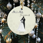 Snowflake Bride Groom Ny gifta, mrs Date Julgransprydnad Keramik<br><div class="desc">Den här designen har skapats genom digital grafik. Det kan vara personlig i det område som tillhandahålls eller anpassning genom att klicka för att anpassa ytterligare alternativ och ändra namn, initialer eller ord. Du kan också ändra texten färg och stil eller ta bort texten för en bilddesign. Kontakta mig på...</div>
