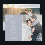 Snowflake Merry Kisses Warm Önskemål 2 Foto Julkort<br><div class="desc">Fira din första julhelg som nygifta med vår elegant Snowflake Merry Kisses Warm Önskemål 2 Photo Helgdag Card-julkort. Det här kortet har ett fantastiskt foto från bröllop som accentueras av delikat isig blue snöflingor, och det står "merry kisses och varmt helgdag från den nya mr och Mrs." och är personlig...</div>
