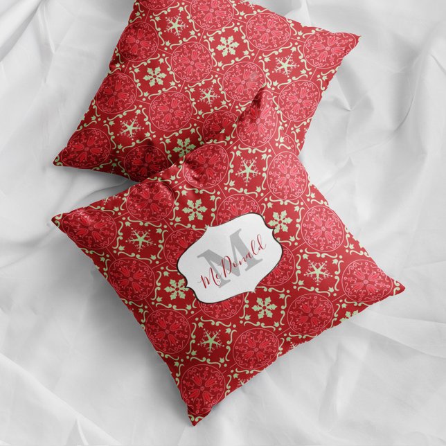 Snowflake Monogram Elegant Red Winter Personlig Kudde (Red Christmas snowflake monogram pillow with personalized name festive holiday decor accent.)