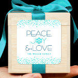Snowflake Peace Joy Kärlek Modern Typography Helgd Fyrkantigt Klistermärke<br><div class="desc">"Fred, glädje och kärlek." En roligt, lekfull, mörk tealblått och turkos snöflingillustration och modern typografi på vit bakgrund hjälper dig att sätta igång julhelgen. Ytterligare turkoskonflikter gör att ram hamnar på dekalen. Känn helgdagarnas värme och glädje när du användor den här fantastiska helgdag, grafiken och personligen. Matchningskort, kuvert, tote bags,...</div>