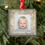 Snowflake Photo Julgransprydnad Metall<br><div class="desc">Ditt favoritfoto finns på ett fyrkantigt metall-ornament med guld snöflingor,  stjärnor och punkter på en grå bakgrund. Ladda upp din egen bild för att skapa Julgran-prydnadsföremål för dig själv eller ge som en gåva till familj,  vänner,  föräldrar och mor- och farföräldrar! MER material,  former och DESIGNS i vår butik.</div>