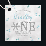 Snowflake Winter 1:a födelsedag Gåvor Etiketter<br><div class="desc">Fira i stil med den här söta och mycket trendig födelsedagsfesten föredrar taggar. Den här utformningen är enkel att anpassa med din speciella händelsetext och dina gäster blir glada när de ser dessa fantastiska märkre. Matchande duschobjekt finns i samlingen.</div>
