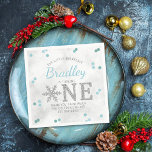 Snowflake Winter 1:a födelsedag Pappersservett<br><div class="desc">Fira i stil med trendiget 1:a födelsedag party-blöjor. Designen är lätt att anpassa med din egen formulering och din familj och dina vänner blir glada när de ser dessa fantastiska servetter. Matchande objekt i party finns i samlingen.</div>