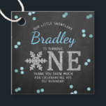 Snowflake Winter Chalkboard 1:a födelsedag Gåvor Etiketter<br><div class="desc">Fira i stil med den här söta och mycket trendig födelsedagsfesten föredrar taggar. Den här utformningen är enkel att anpassa med din speciella händelsetext och dina gäster blir glada när de ser dessa fantastiska märkre. Matchande duschobjekt finns i samlingen.</div>
