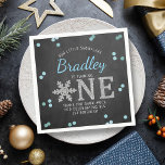 Snowflake Winter Chalkboard 1:a födelsedag Pappersservett<br><div class="desc">Fira i stil med trendiget 1:a födelsedag party-blöjor. Designen är lätt att anpassa med din egen formulering och din familj och dina vänner blir glada när de ser dessa fantastiska servetter. Matchande objekt i party finns i samlingen.</div>