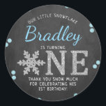 Snowflake Winter Chalkboard 1:a födelsedag Runt Klistermärke<br><div class="desc">Fira i stil med det här trendiget,  första födelsedag,  tack party för dina klistermärken. Utformningen är enkel att anpassa med din egen formulering och din familj och dina vänner blir glada när de ser dessa fantastiska klistermärken.</div>