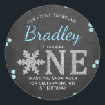 Snowflake Winter Chalkboard 1:a födelsedag Runt Klistermärke<br><div class="desc">Fira i stil med det här trendiget,  första födelsedag,  tack party för dina klistermärken. Utformningen är enkel att anpassa med din egen formulering och din familj och dina vänner blir glada när de ser dessa fantastiska klistermärken.</div>