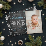 Snowflake Winter Chalkboard 1:a födelsedagsfoto Inbjudningar<br><div class="desc">Fira i stil med trendiget 1:a födelsedagsinbjudan. Den här utformningen är enkel att anpassa med din speciella händelsetext och dina gäster blir glada när de tar emot dessa fantastiska inbjudningskort.</div>