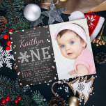 Snowflake Winter Chalkboard 1:a födelsedagsfoto Inbjudningar<br><div class="desc">Fira i stil med trendiget 1:a födelsedagsinbjudan. Den här utformningen är enkel att anpassa med din speciella händelsetext och dina gäster blir glada när de tar emot dessa fantastiska inbjudningskort.</div>