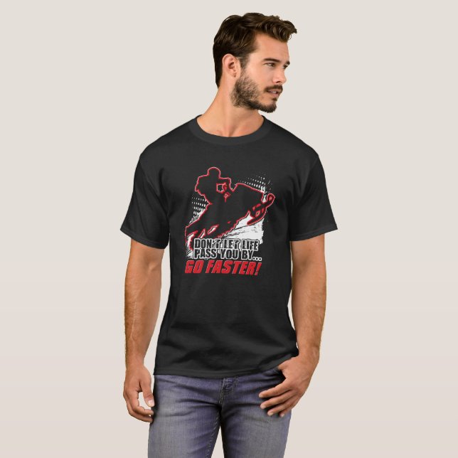 Snowmobile går snabbare tee shirt (Hel framsida)