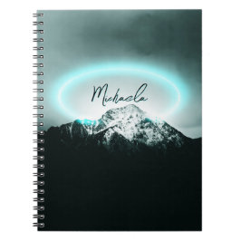 Snowy bergsmystisk blå neonljusmonogram anteckningsbok