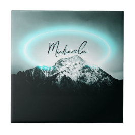 Snowy bergsmystisk blå neonljusmonogram kakelplatta