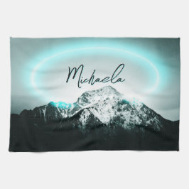 Snowy bergsmystisk blå neonljusmonogram kökshandduk