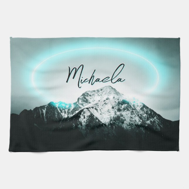 Snowy bergsmystisk blå neonljusmonogram kökshandduk (Horisontell)