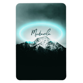 Snowy bergsmystisk blå neonljusmonogram magnet