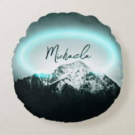 Snowy bergsmystisk blå neonljusmonogram rund kudde