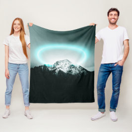 Snowy bergsmystiskt blått neonljus fleecefilt