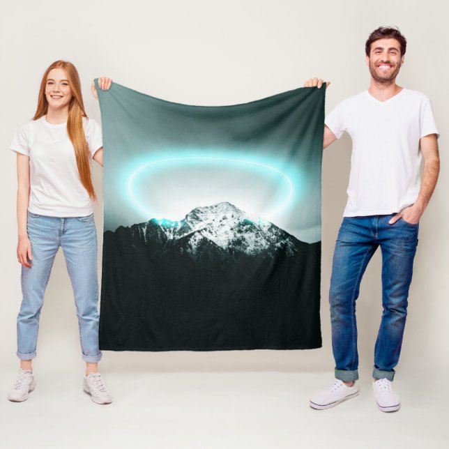 Snowy bergsmystiskt blått neonljus fleecefilt (På plats)