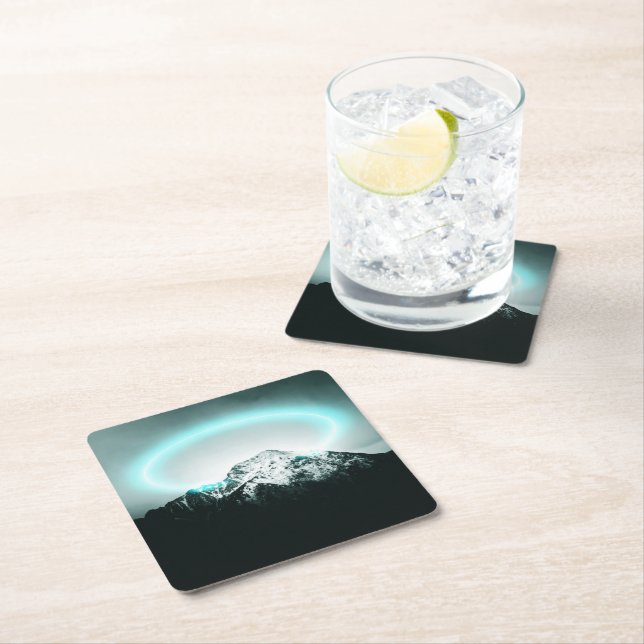 Snowy bergsmystiskt blått neonljus underlägg papper kvadrat (Insitu)