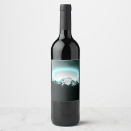 Snowy bergsmystiskt blått neonljus vinflaska etikett