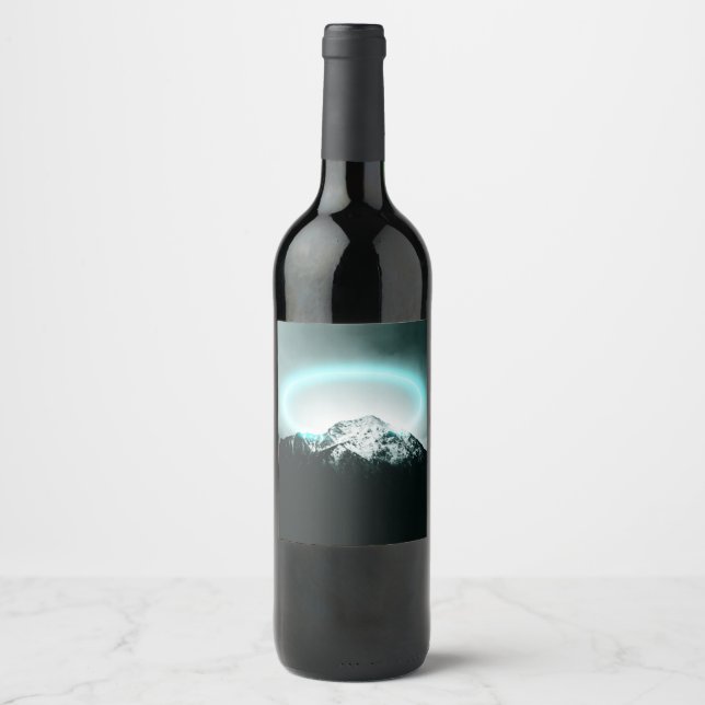 Snowy bergsmystiskt blått neonljus vinflaska etikett (Framsida)